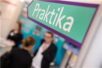 Schnuppermöglichkeit gesucht: Gute Praktika finden Studierende zum Beispiel auf Messen. Foto: Franziska Gabbert/dpa-tmn