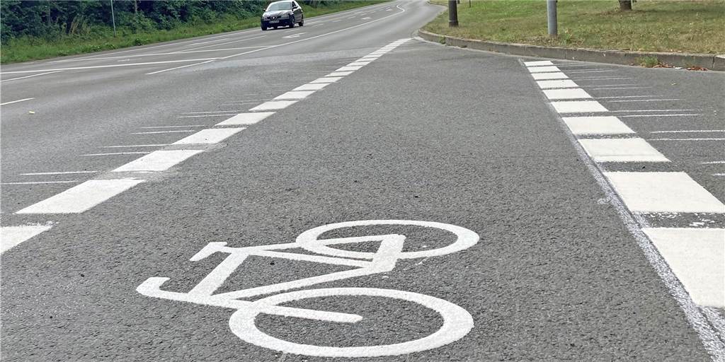 Panne: Neu markierter Radweg führt direkt auf hohe Bordsteinkante zu Schnurstracks auf die Bordsteinkante zu führt der neu markierte Radweg. Der Fehler soll aber in Kürze behoben werden.