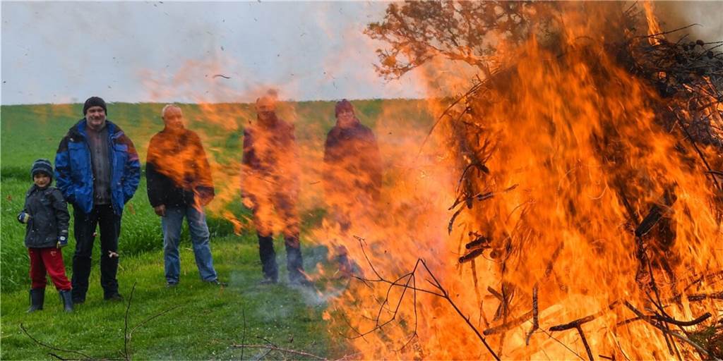 Schlagabraum-Verbrennung: Ab sofort deutlich kürzere Frist in Heek Schön anzusehen ist es, wenn Schlagabraum verbrannt wird. Dafür gelten in Heek aber klare Vorgaben. Und jetzt auch eine deutlich verkürzte Frist.