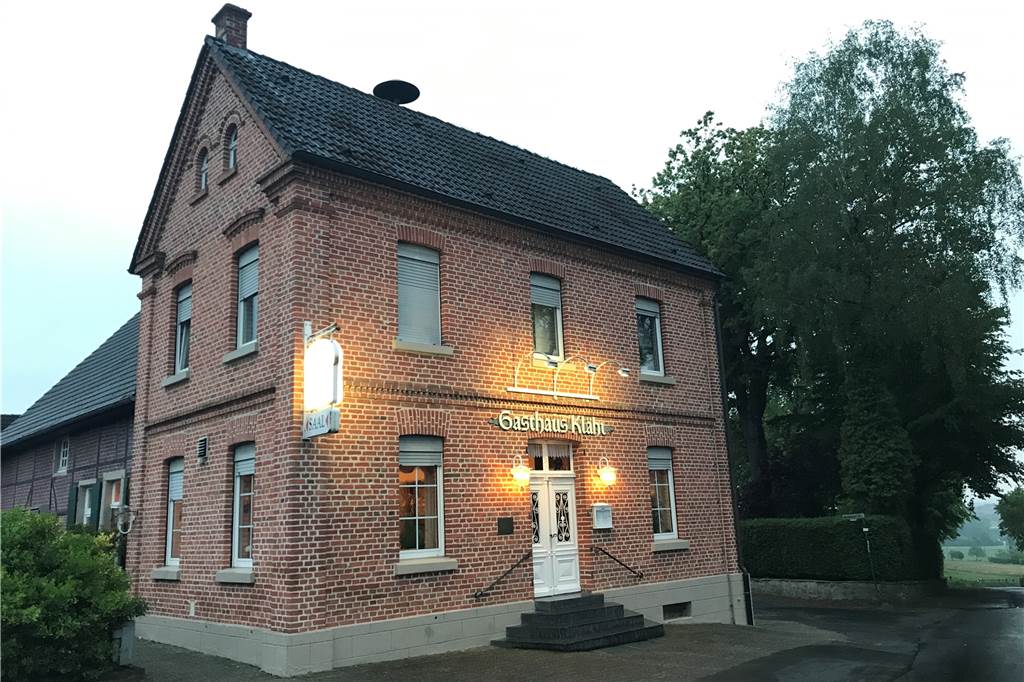Im alten Gasthaus Klähr gibt es deftiges Abendessen für unter zehn Euro Schön gelegen auf dem Berg: das Haus Klähr. Im Sommer lässt sich vom Biergarten aus der Ausblick genießen.