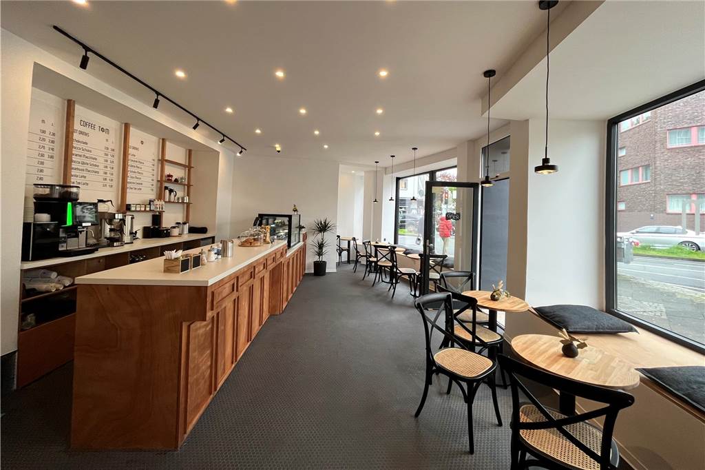 Kaan Kayrak (45) will bei der Verwandlung der Nordstadt helfen Schön hell und modern: das Café am Mehmet-Kubasik-Platz in der Nordstadt