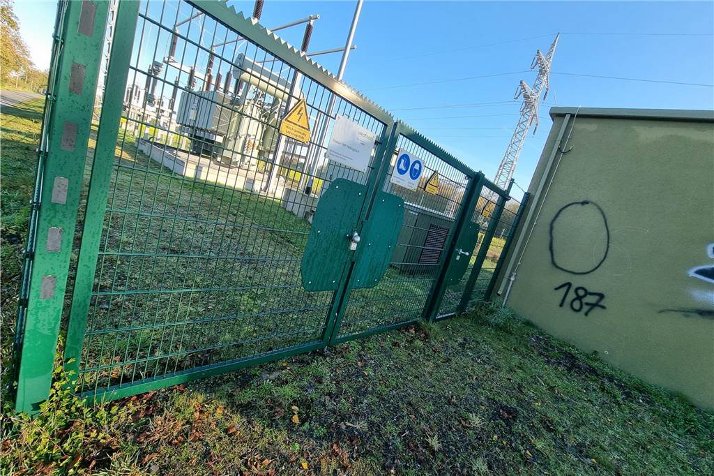 Eichen statt Efeu: Kreis akzeptiert neue Umspannwerk-Begrünung nicht Eingangstor eines Umspannwerkes