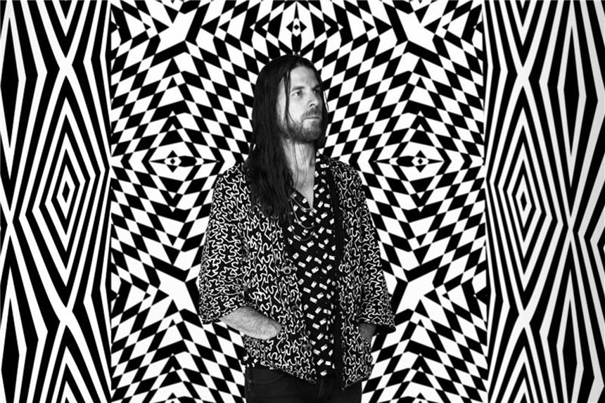 Jonathan Wilsons „Rare Birds“: Eine Riesenmasse Retro-Rock Schön retro: Jonathan Wilson im Op-Art-Ambiente. Foto: Andrea Nakhla