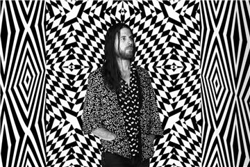 Schön retro: Jonathan Wilson im Op-Art-Ambiente. Foto: Andrea Nakhla