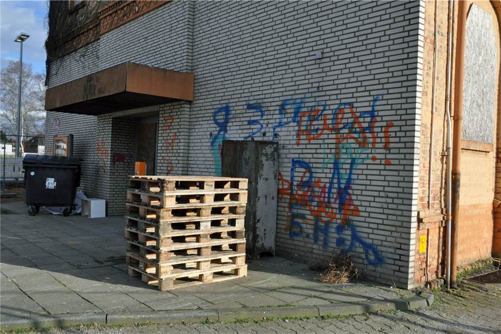 Schön sieht anders aus. Schmierereien an der Wand des Dorstener Bahnhofsgebäudes sorgen für eine Abwertung im Stationsbericht. Allerdings gilt zu berücksichtigen, dass sich der Bahnhof zurzeit im umfassenden Modernisierungsprozess befindet.