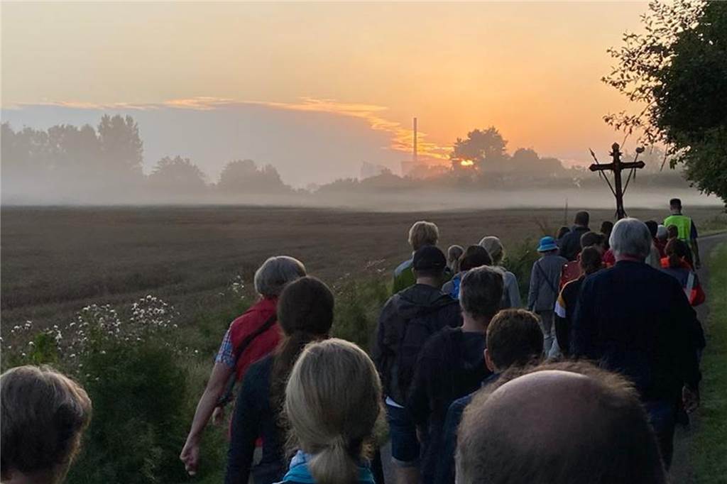 Viele Strapazen, Blasen an den Füßen: 346. Wallfahrt von Werne nach Werl Pilger bei der Fußwallfahrt nach Werl.