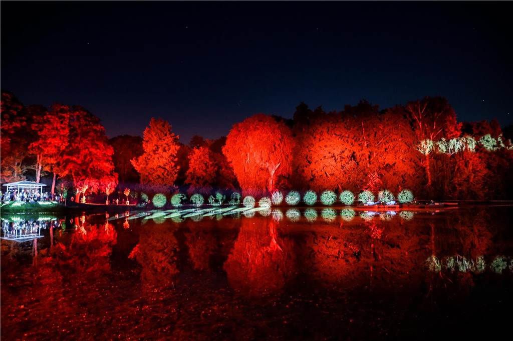 Schöne Reflektionen bildeten sich auf dem Wasser.