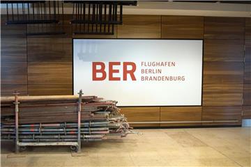 Schönefeld: Teile eines Gerüstes liegen im Hauptterminal auf dem Flughafen Berlin-Brandenburg (BER). Foto: Ralf Hirschberger