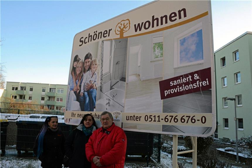 Altro-Mondo-Mieter werden langsam panisch Schöner Wohnen bei der Altro Mondo am Himmelsberg? Langjährige Mieter wie Daniela Kremer, Annette Floß und Walter Floß (v.l.) kritisieren die Wohnungsverwaltung. Jetzt soll Mietern in neun Häusern am Himmelsberg und der Dimker Allee das Wasser abgedreht werden.