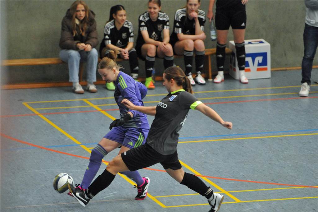 SpVgg Vreden muss mit Rang drei zufrieden sein Schöppingens Torhüterin Carina Hilgers rettet hier vor Fortunas Meike Dombrowski.