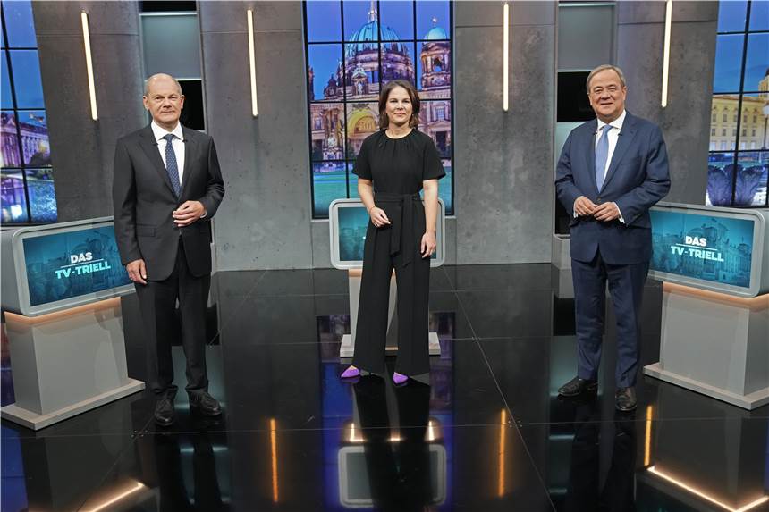 Re-Live: Baerbock, Laschet und Scholz im letzten TV-Triell vor der Wahl Scholz, Bearbock und Laschet stehen vor Beginn des dritten TV-Triells, der Kanzlerkandidatendiskussion bei ProSieben und Sat.1, im Studio H im Stadtteil Adlershof beieinander.