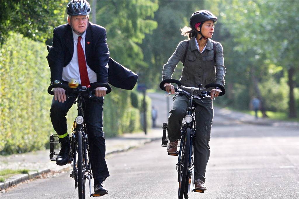 Stadt Dortmund will Gratis-ÖPNV einführen – aber nur für ihre Mitarbeiter Schon 2009 hat Ullrich Sierau das Fahrrad genutzt – hier auf dem Weg zum Wahllokal. Bald sollen es möglichst viele Angestellte der Stadt dem Oberbürgermeister gleich tun.