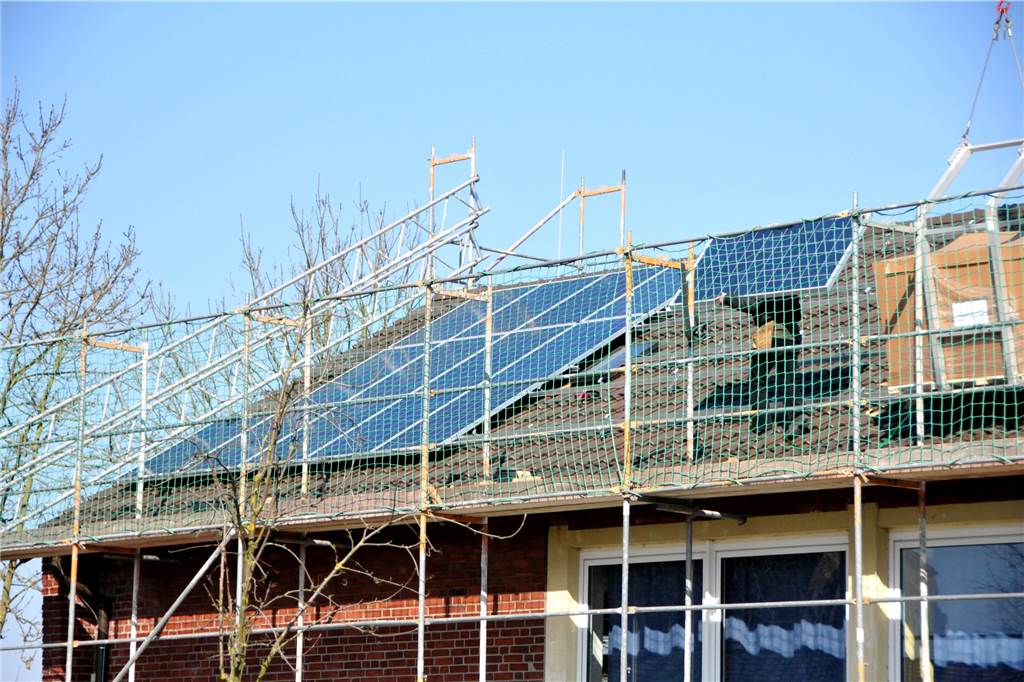 Schon 2013 haben Arbeiter Photovoltaik-Technik auf dem Dach der Grundschule Capelle angebracht.