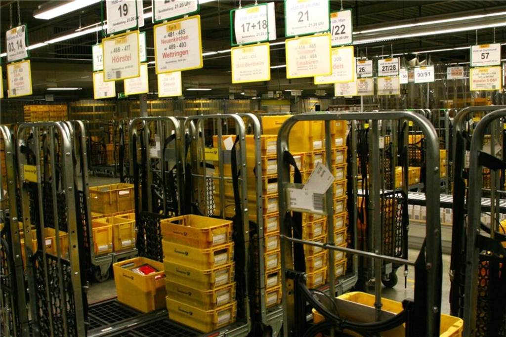 Verschwundene Briefsendungen: Ute Thenert verzweifelt an DHL-Vorgehen Schon 2021 verschwanden etliche DHL-Sendungen, die in Nienborg und Heek aufgegeben wurden. Sie tauchten Wochen später in einem vergessenen Container im Logistikzentrum Greven-Reckenfeld wieder auf. Die Briefsendungen aus dem Dezember 2022 sind bis heute verschwunden.