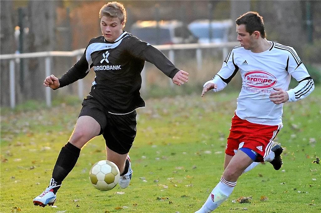„Ich verbinde viele tolle Momente mit dem SV Lippramsdorf“ Henrik Kleinefeld dribbelt mit dem Ball.
