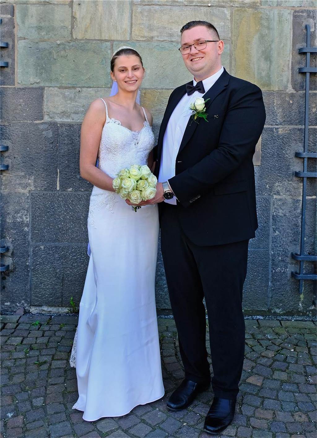 Die Eheleute Christina Urusov und Alexey Rudik stehen nach ihrer Trauung vor dem Rathaus in Recklinghausen