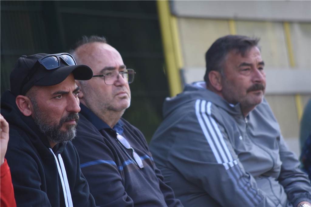 Der Zerfall des TSC Kamen: „Wir standen hier vor einem Trümmerhaufen“ Schon als Oktay Sönmez (M.) noch Vorsitzender des TSC Kamen war, gab es Probleme im Verein.
