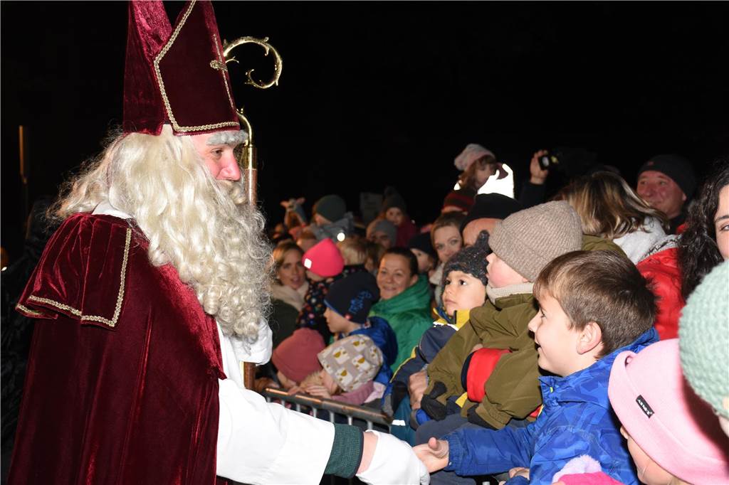 Schon am Anleger warteten hunderte Halterner auf den Nikolaus.