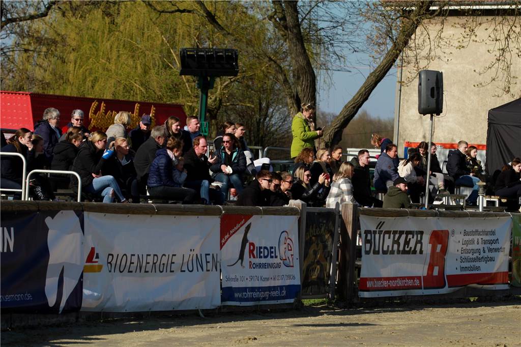 Zuschauer bei den Lenklarer Reitertagen