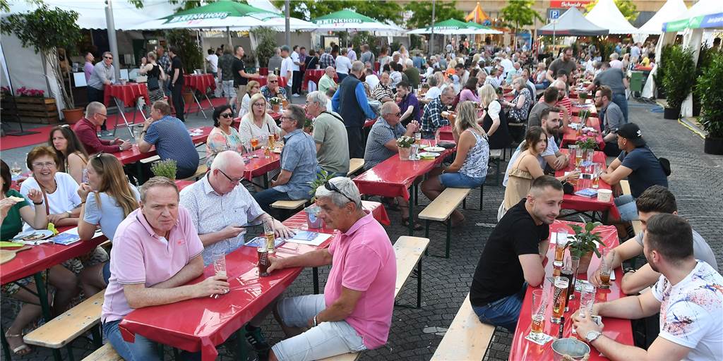 Castrop kocht über 2022 ist eröffnet: „Ich freue mich wie Bolle“ Schon am frühen Abend füllte sich der Castroper Altstadt-Markt zur CKÜ-Eröffnung
