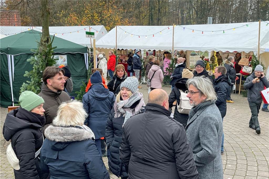 Schon am frühen Nachmittag des Sonntags, 4. Dezember 2022, war der Adventsmarkt Langern gut besucht.