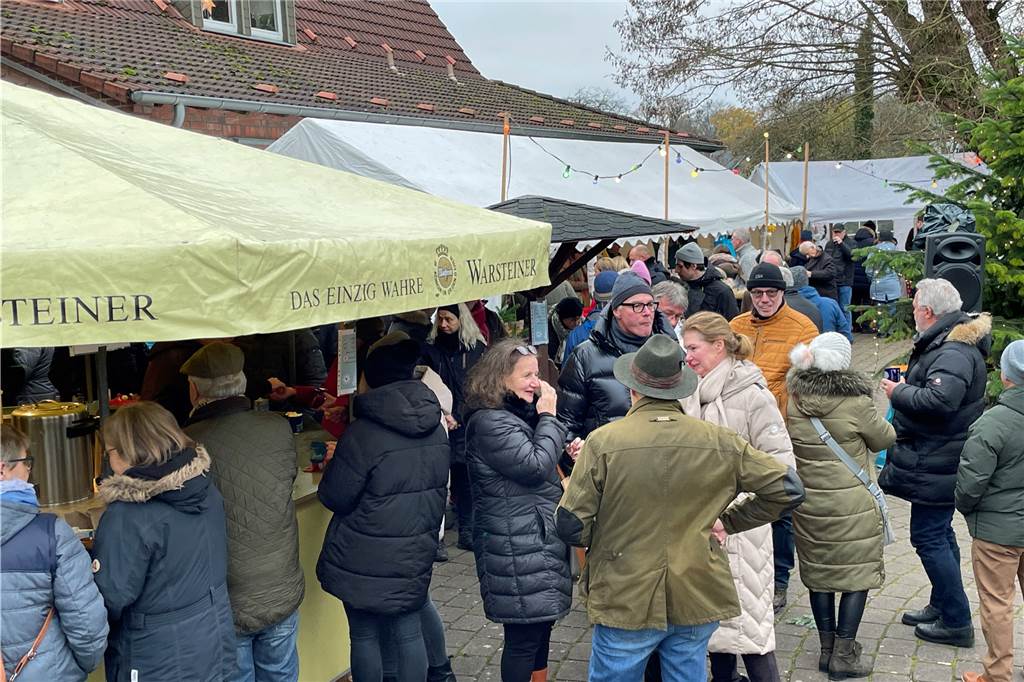 Schon am frühen Nachmittag war der Adventsmarkt Langern vor dem Dorfgemeinschaftshaus gut besucht.