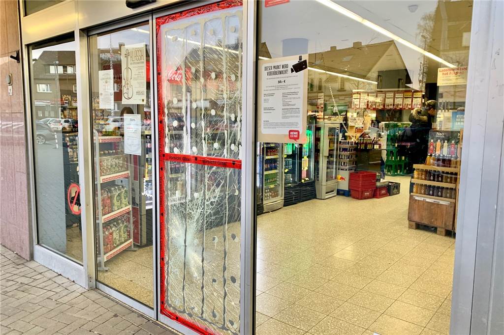 Brachiale Tat: Diebe brechen in Getränkemarkt in Dortmund ein Schon am Montag war die Tür wieder repariert.