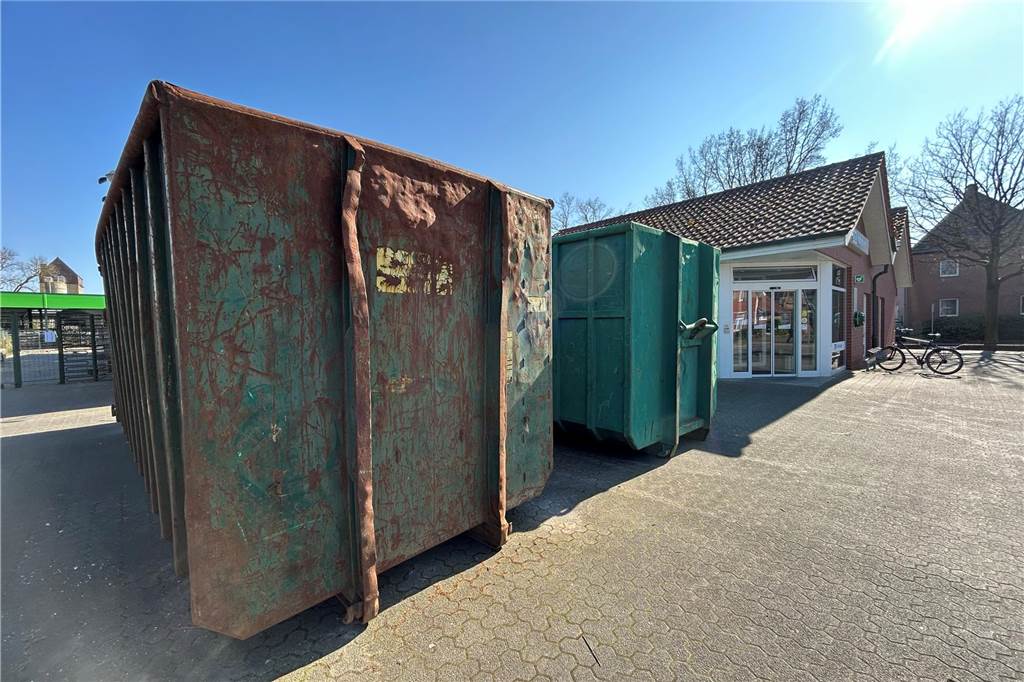 Volksbank-Abriss startet: Kunden müssen ausweichen Schon am Nachmittag (3. April) standen zwei große Container vor der Volksbank-Filiale in Vorbereitung der Abrissarbeiten.