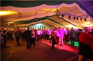 Schon am Samstagabend hatte die Schützenbruderschaft St. Fabian und Sebastian in Selm zur Party im Festzelt geladen.