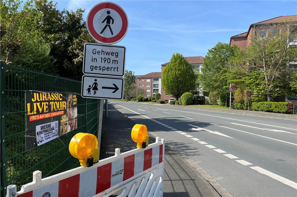 Bahnhofstraße auf Teilstück in Richtung Innenstadt monatelang gesperrt Das Bild zeigt ein Schild, welches Fußgänger darauf hinweist, dass auf der Bahnhofstraße stadtauswärts kurz vor dem Kreisverkehr an der Ottostraße der Gehweg gesperrt sein wird.