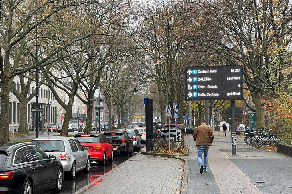 Shopping-Andrang in der City: „Black Friday“ sorgte für vollen Westenhellweg Schon auf dem Wall staut sich der Verkehr, weil einige Autofahrerinnen und -fahrer zum Parkhaus der Thier-Galerie abbiegen wollen.