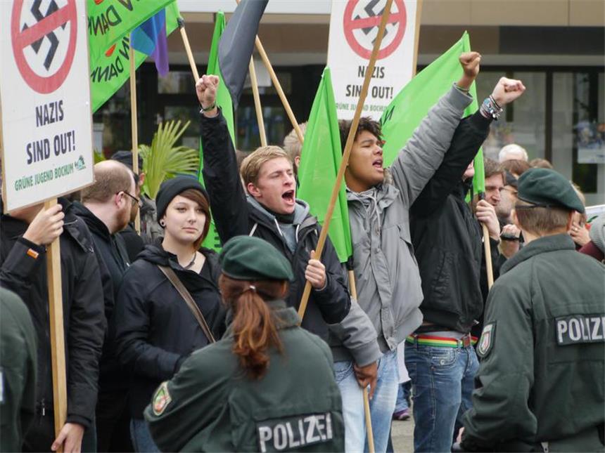 Großer Protest gegen den Aufmarsch der NPD Schon auf vergangenen NPD.Kundgebungen - wie hier im Jahr 2014 - machten Gegendemonstranten mit Sprechchören und Schildern deutlich, was sie von der NPD halten.