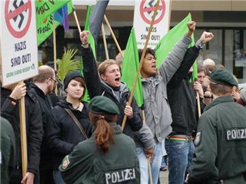 Schon auf vergangenen NPD.Kundgebungen - wie hier im Jahr 2014 -  machten Gegendemonstranten mit Sprechchören und Schildern deutlich, was sie von der NPD halten.