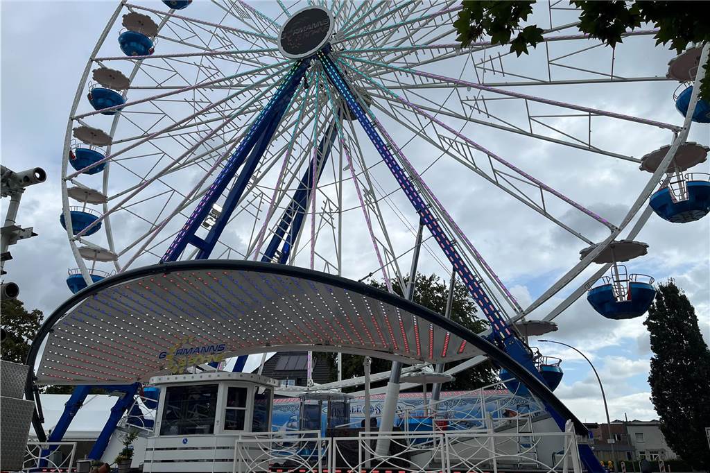 Schausteller arbeiten am „Feinschliff“ für die Vredener Kirmes Riesenrad