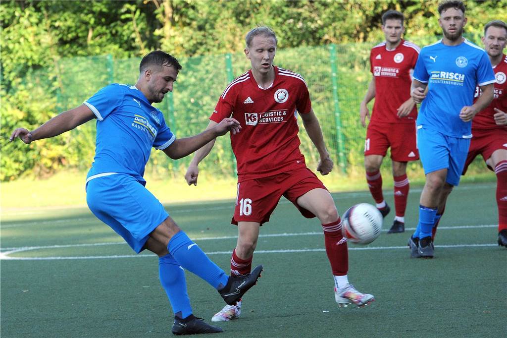 Schon bei der Stadtmeisterschaft glänzte Tim Finkhaus, hier im Halbfinale gegen Westhofen, als Doppeltorschütze - und das gleich zweimal.