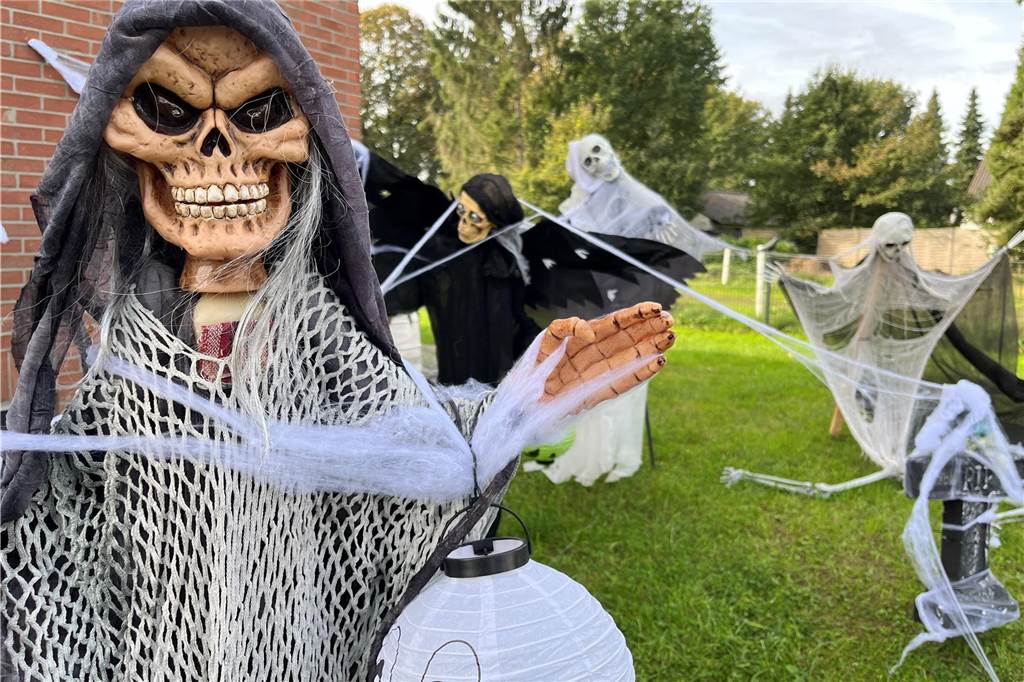 Gruselige Gestalt in einem Garten