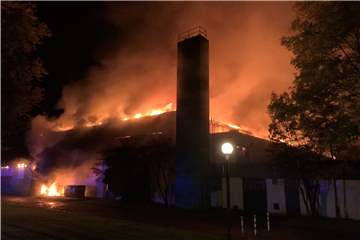 Schon beim Eintreffen der Feuerwehr an der Mehrzweck-Sporthalle der Ingeborg-Drewitz-Gesamtschule in Gladbeck gab es nichts mehr zu retten.