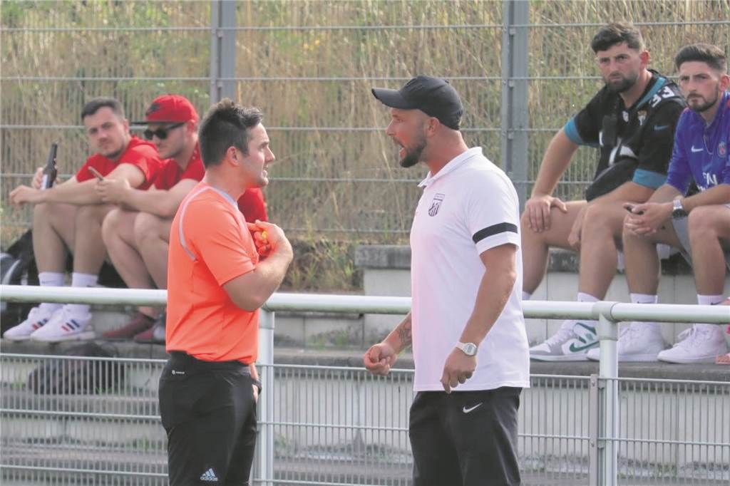 Angriff auf Schiedsrichter: Trainer widerspricht und kündigt rechtliche Schritte an Schon beim Spiel in Hillerheide vor gut zwei Wochen gerieten Timm Lehnert (l.) und David Krück hefig aneinander.