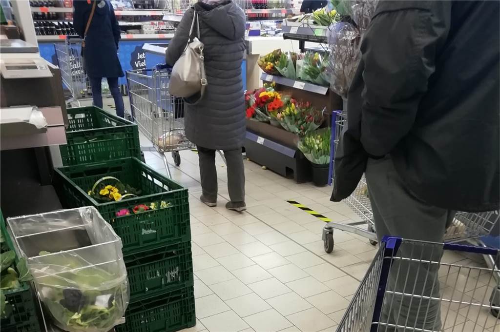 Coronavirus: Supermärkte und Drogerien in Dortmund setzen verstärkt auf Einlasskontrollen Einkaufswagen als Abstandshalter im Supermarkt.