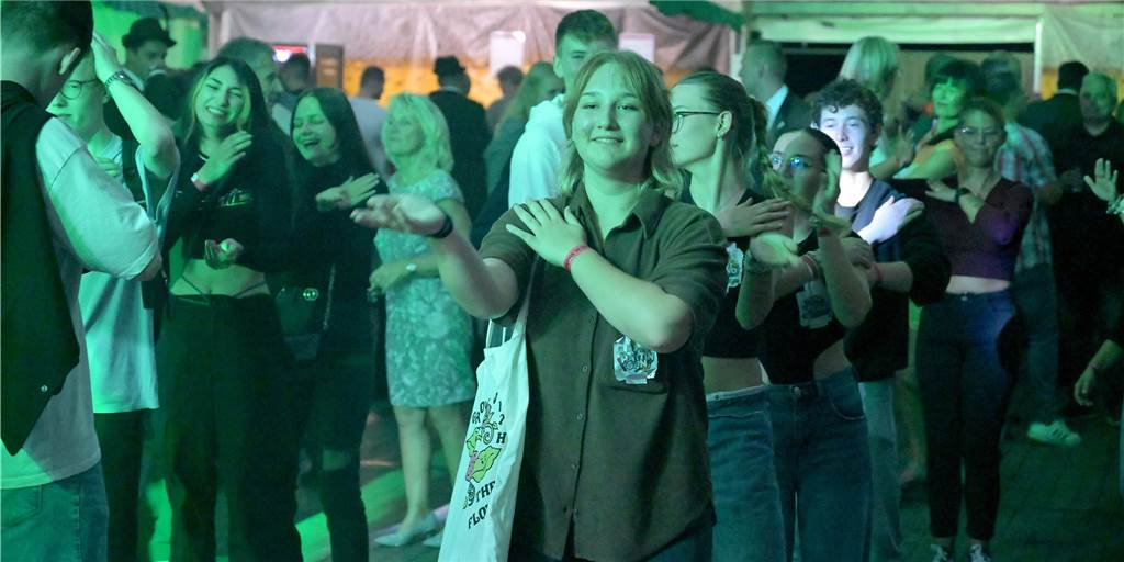 Auftakt nach Maß und mit Party beim Schützenfest in Bork Schon der erste Tag des Borker Schützenfestes 2022 war ein Volltreffer. Nach der Schützenmesse machten die Schützen und ihre Besucher die Nacht zum Tag und feierten im Festzelt zu der Musik der Band Final Edition.