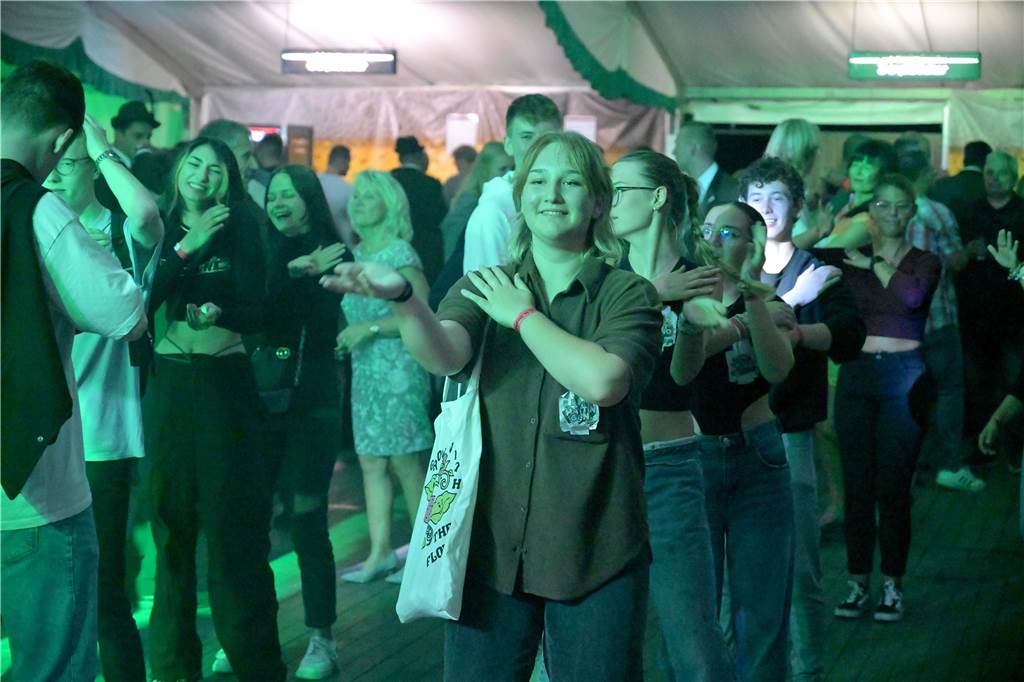 Schützenfest in Bork: Das Dorf ist bester Laune und auf den Beinen Schon der erste Tag des Borker Schützenfestes 2022 war ein Volltreffer. Nach der Schützenmesse machten die Schützen und ihre Besucher die Nacht zum Tag und feierten im Festzelt zu der Musik der Band Final Edition.