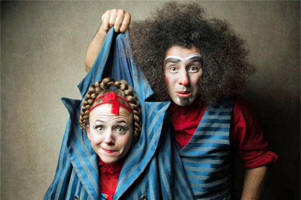 Zwei Clowns, die beim Straßenfestival in Werne auftreten.