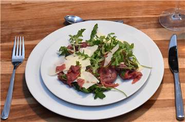 Schon die Vorspeise wusste zu überzeugen: Carpaccio mit Rucola, Parmesan und reichlich Olivenöl.