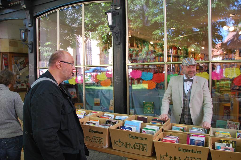 Erstmals im Frühsommer: Flohmarkt lockt Trödler in die Werner Innenstadt Schon eine eigene Institution auf dem Werner Flohmarkt: Buchhändler Hubertus Waterhues verkauft Belletristik.