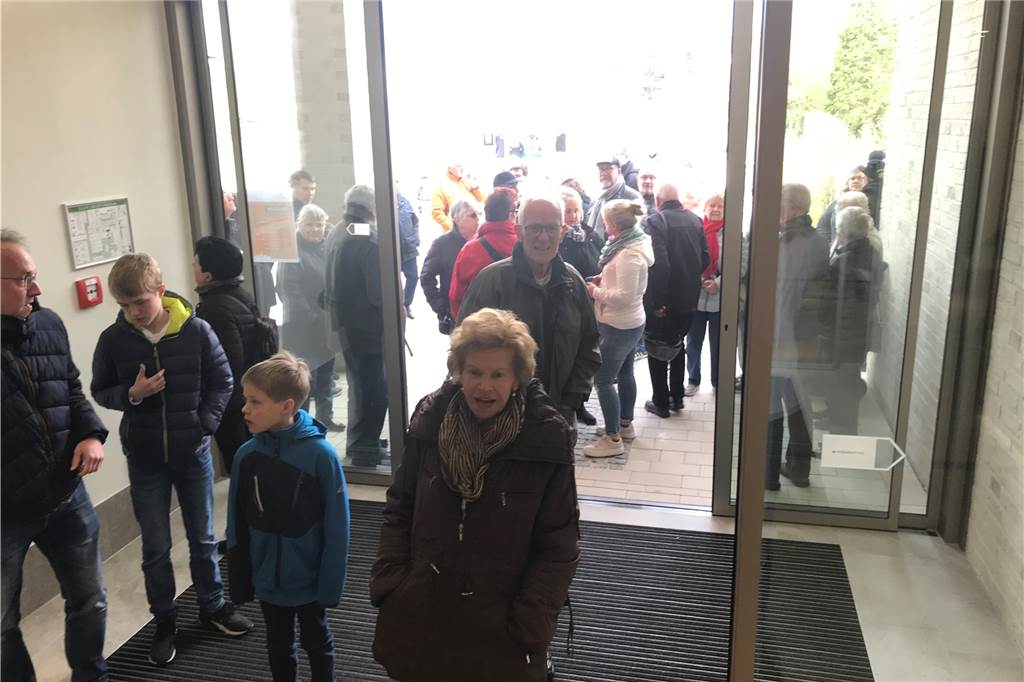 Solebad eröffnet – Mehr als 5000 Besucher stürmen am Samstag das Bad Schon eine halbe Stunde vor dem Tag der offenen Tür warteten die ersten Neugierigen vor dem Bad.