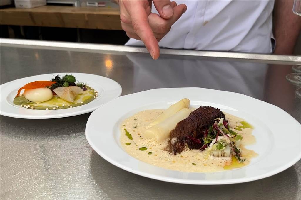 Gourmedo 2023 gestartet: Stößchen, Dorade und getrüffelte Fritten Schon einmal in Rharbarber glasierte Rinderrippe probiert? Am Donnerstag war das für 16 Euro möglich. An den kommenden Tagen sind andere Sterneköche an den Töpfen.
