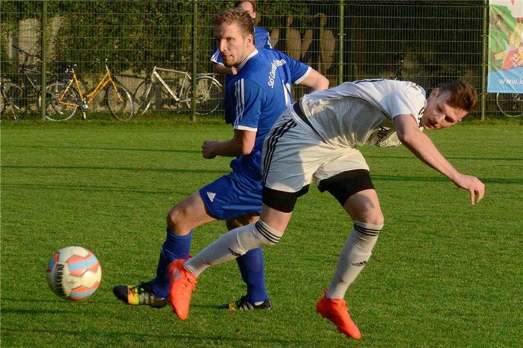 Stammplatz als Ziel nach Flaesheim-Abgang: Für Lucas Mann „hat nur der TuS Haltern Sinn gemacht“ Schon einmal trug Lucas Mann (r.), hier im Duell mit Flaesheims Fabian Schulte-Althoff, das Trikot des TuS Haltern am See.
