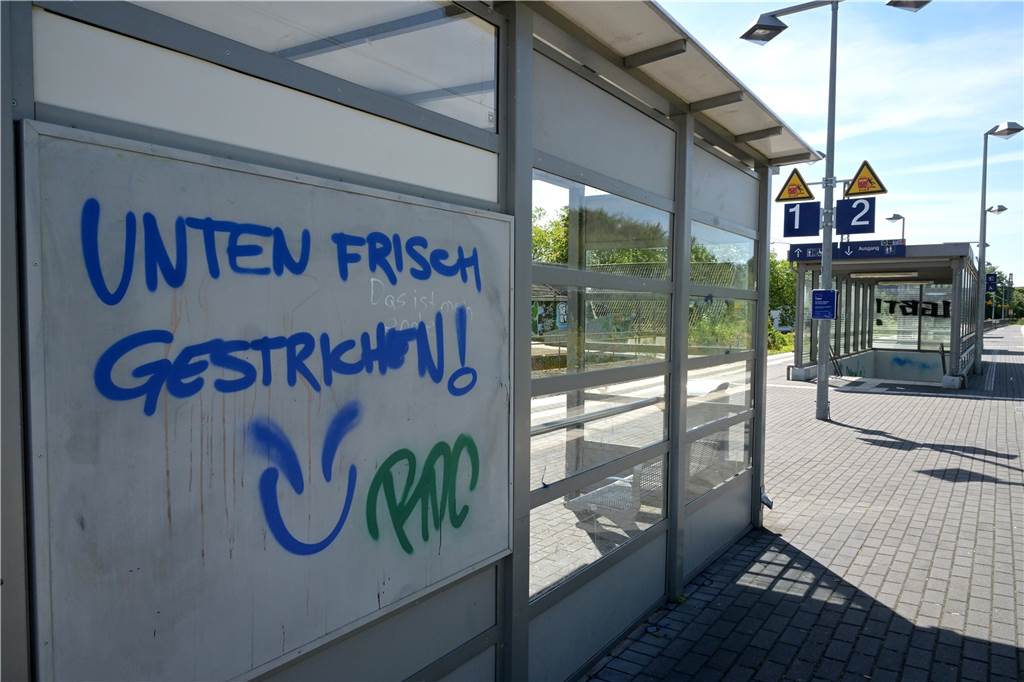Nach Graffiti-Ärger im Mai: Wieder Schmierereien am Bahnhof Preußen Schon etwas dreist weist ein Sprayer auf die frisch gestrichenen Wände in der Bahnhofshalle hin.