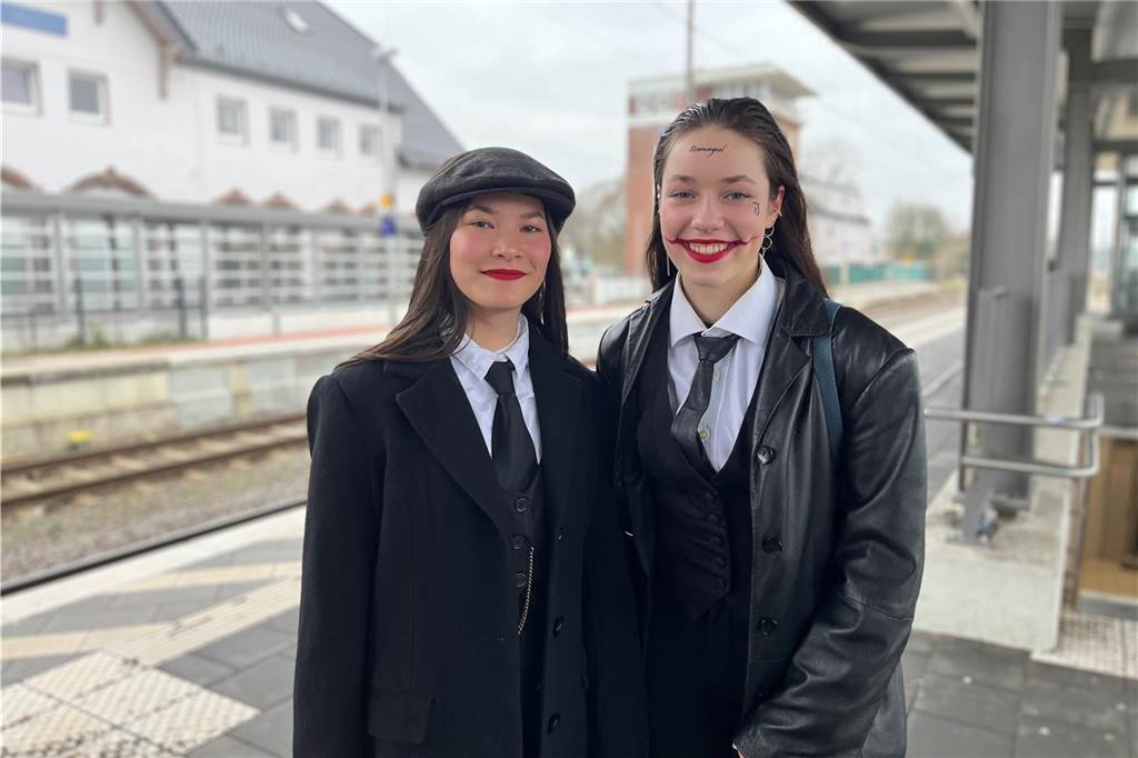 Eine Gruppe verkleideter Halterner am Bahnhof.