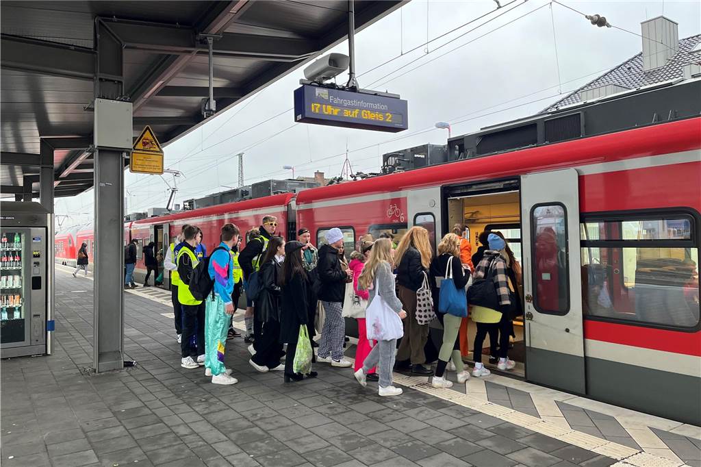 Eine Gruppe verkleideter Halterner am Bahnhof.